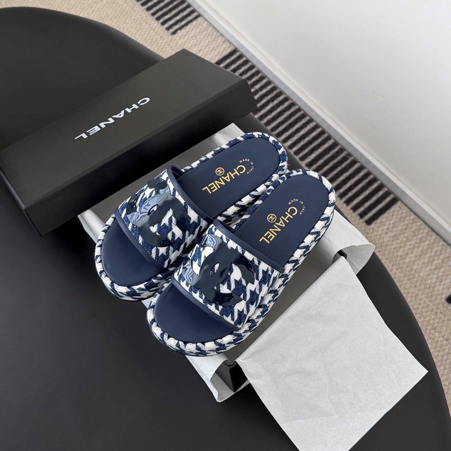 CC 26ss Slippers White Navy Blue Sheepskin Woven 670368