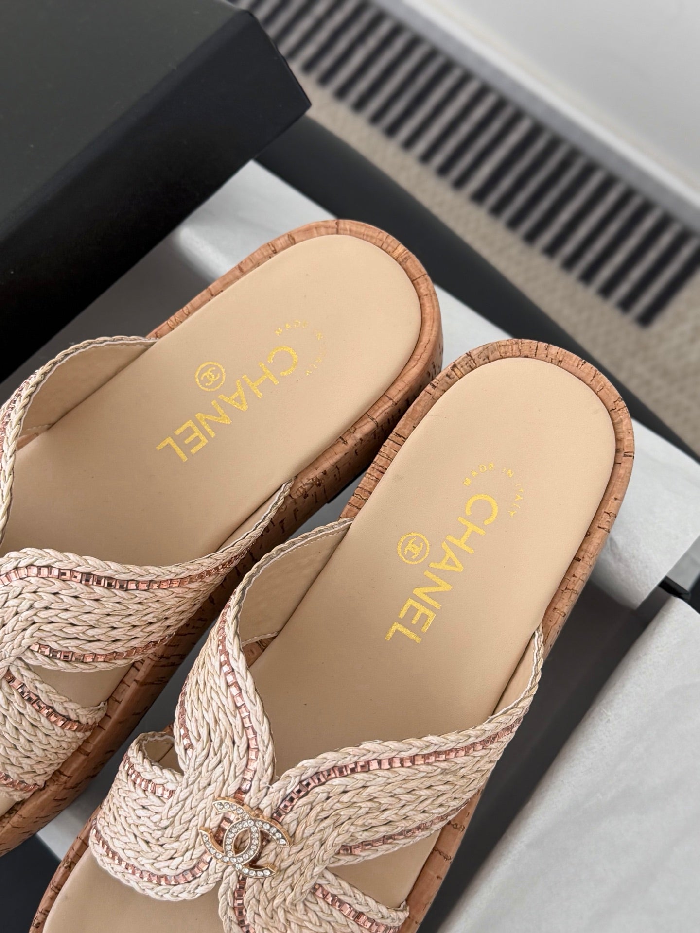 CC 26s Sandals Beige Raffia Sheepskin 670378