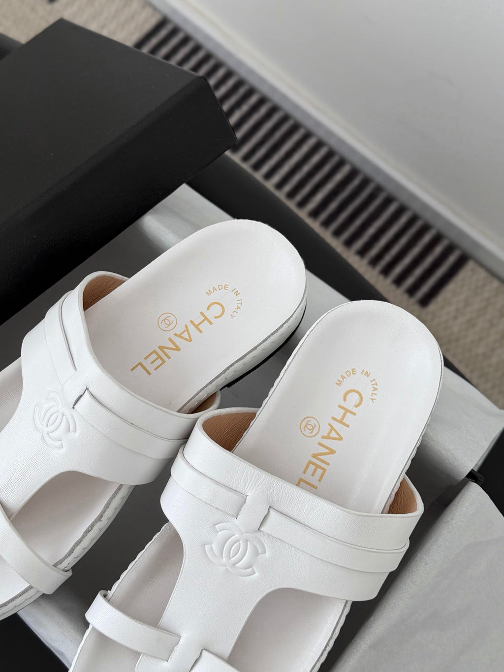 CC 26s Sandals White Sheepskin 670379