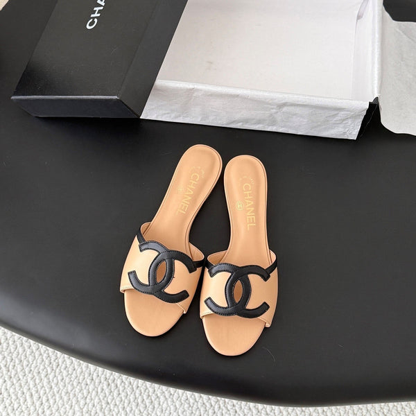 CC 2026 Flat Sandal Beige Black Lambskin 675863
