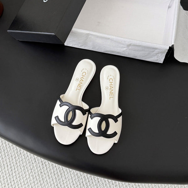 CC 2026 Flat Sandal White Black Lambskin 675868