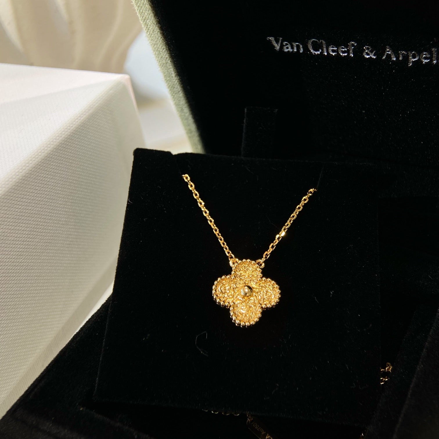 VCA Clover    The Lava Foil Necklace
