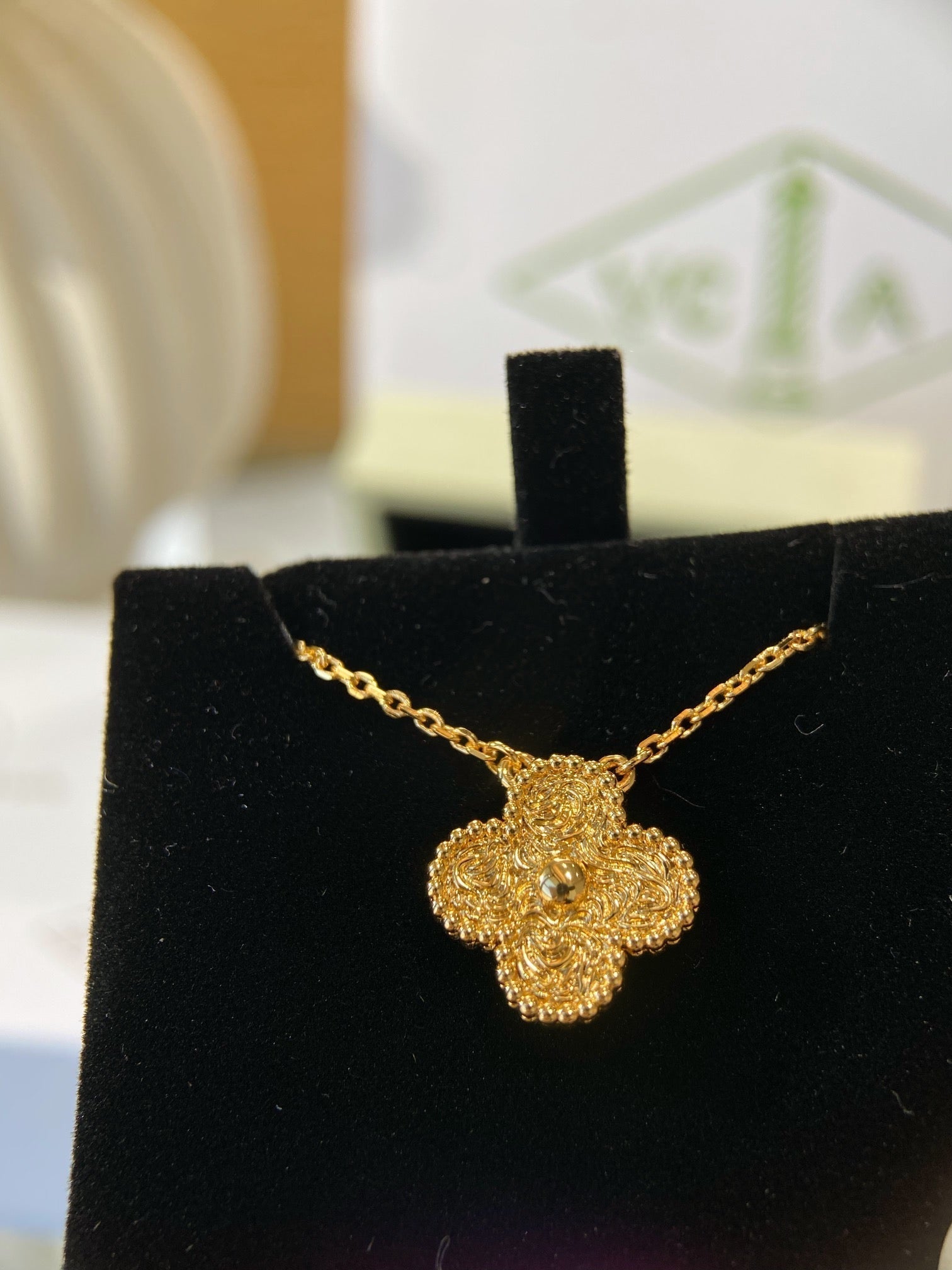 VCA Clover    The Lava Foil Necklace