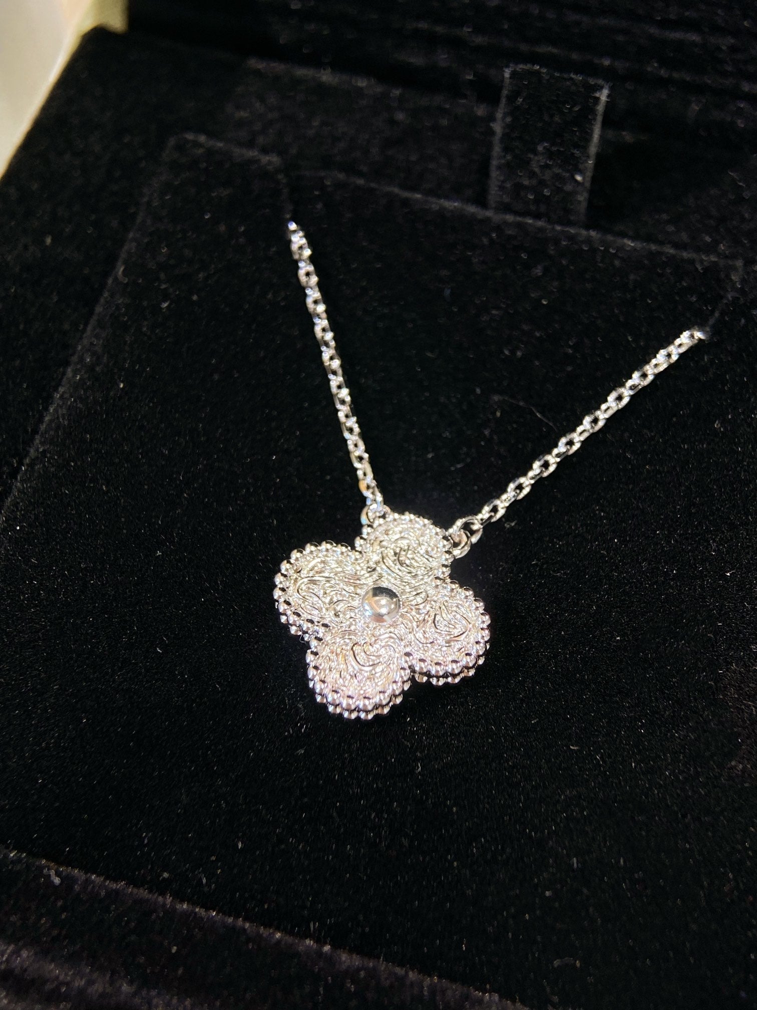 VCA Clover    The Lava Foil Necklace
