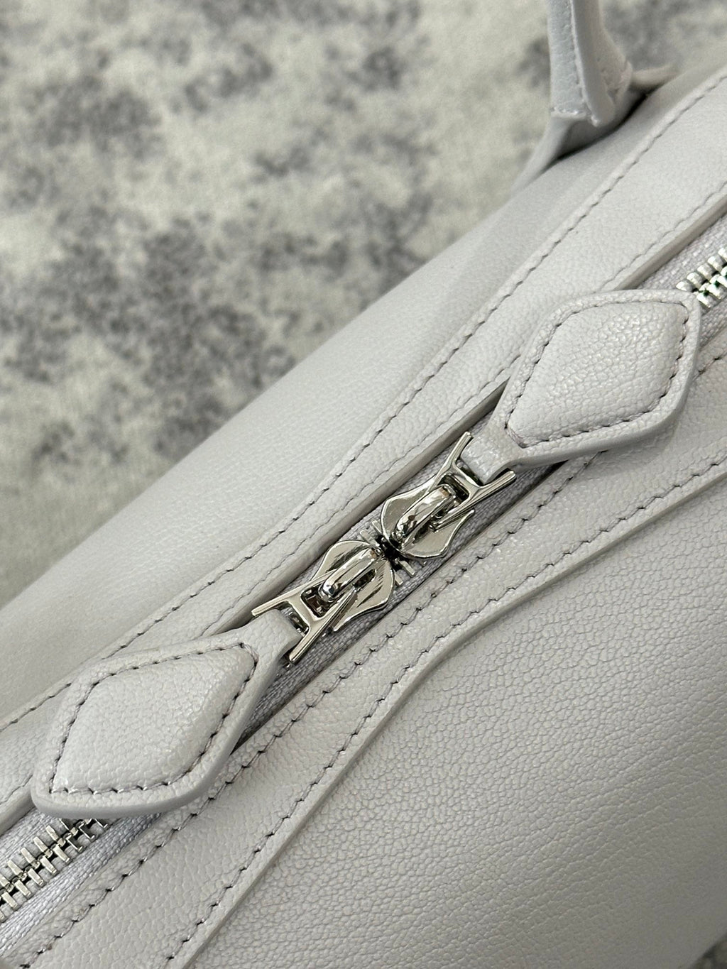 LE TECKEL MEDIUM BAG 32 IN PLATINUM GOATSKIN