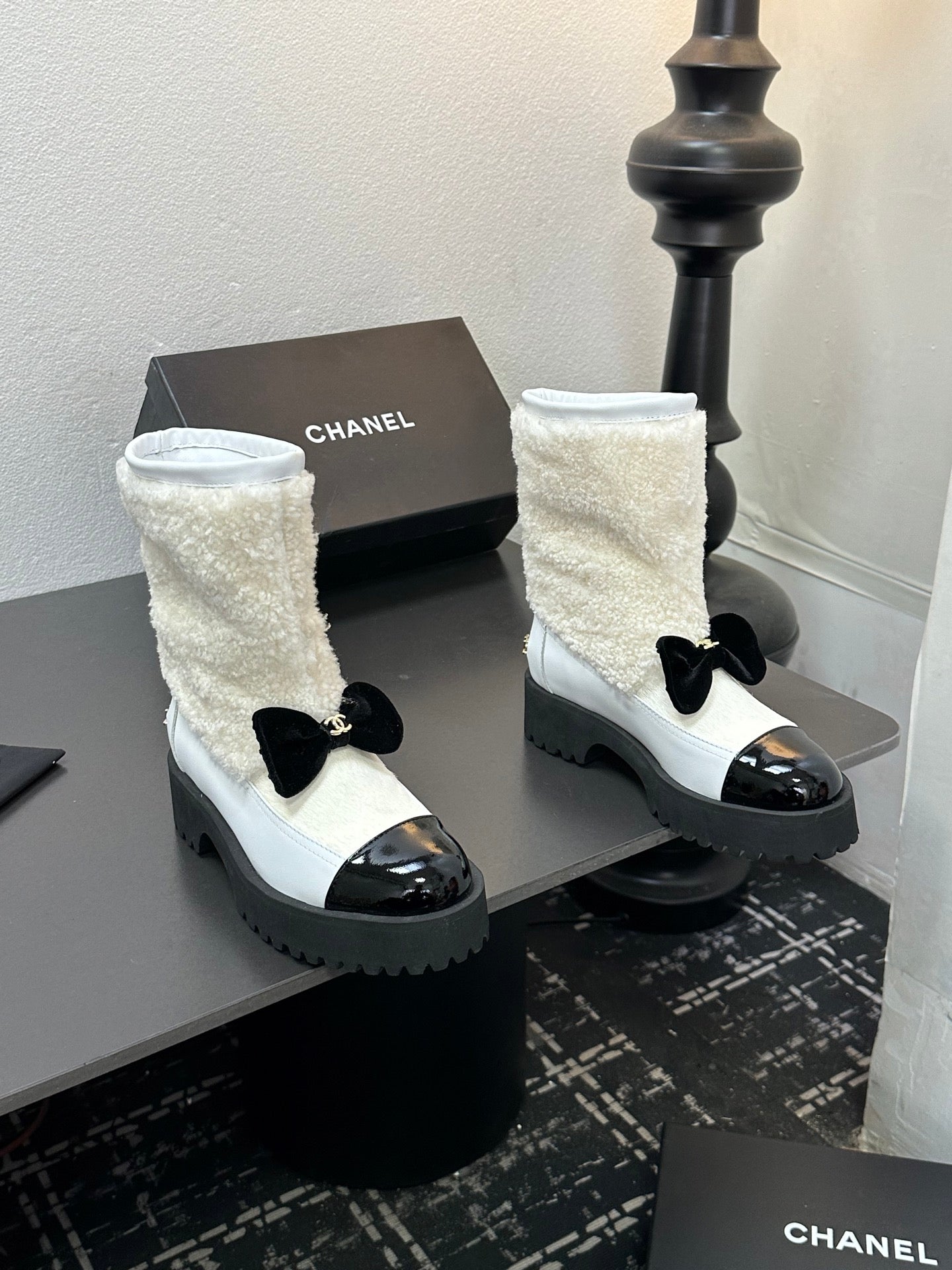 CC Coco Neige 2025/26 Low-cut Boots Black White Shearling Lambskin Patent Leather 529341