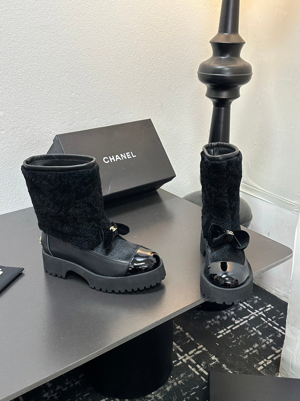 CC Coco Neige 2025/26 Low-cut Boots Black Shearling Lambskin Patent Leather 529343