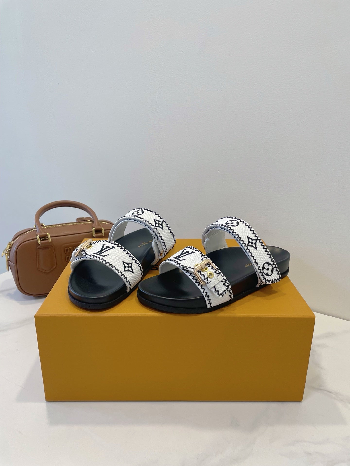 Bom Dia Flat Comfort Mule White Black Monogram Embossed Print Classic 241336