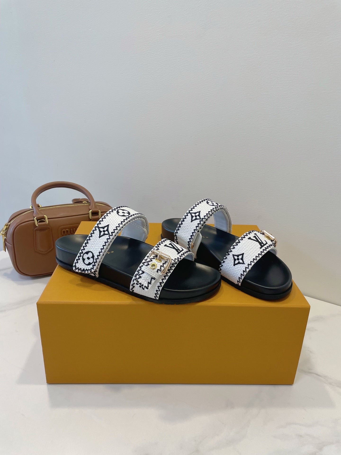Bom Dia Flat Comfort Mule White Black Monogram Embossed Print Classic 241336