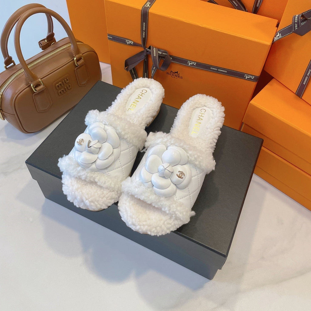 CC 25C Logo Slippers 50mm White Shearling Wood Sheepskin 423695