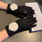 GLOVES IN BLACK WOOL WITH LARGE WHITE FLOWER 464993