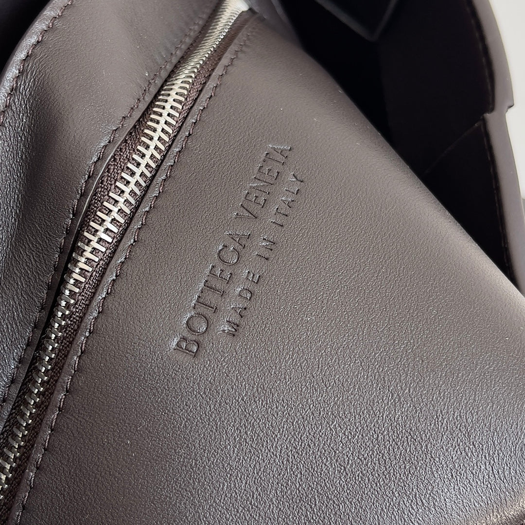 BV Two-In-One Cassette Bag 26cm Brown Leather