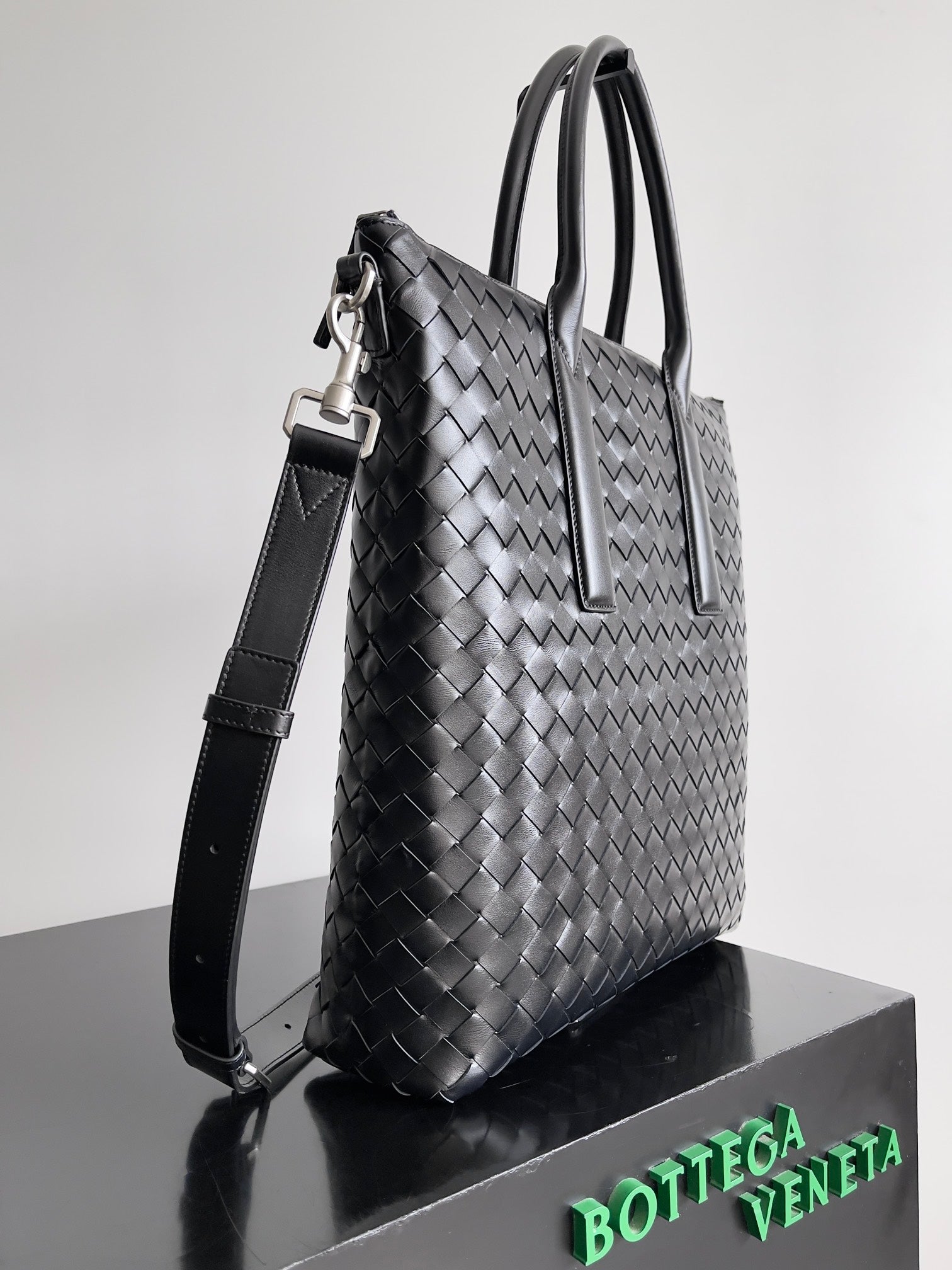 BV 25 Zipped North-South Tote 33.5cm Black Intrecciato Leather