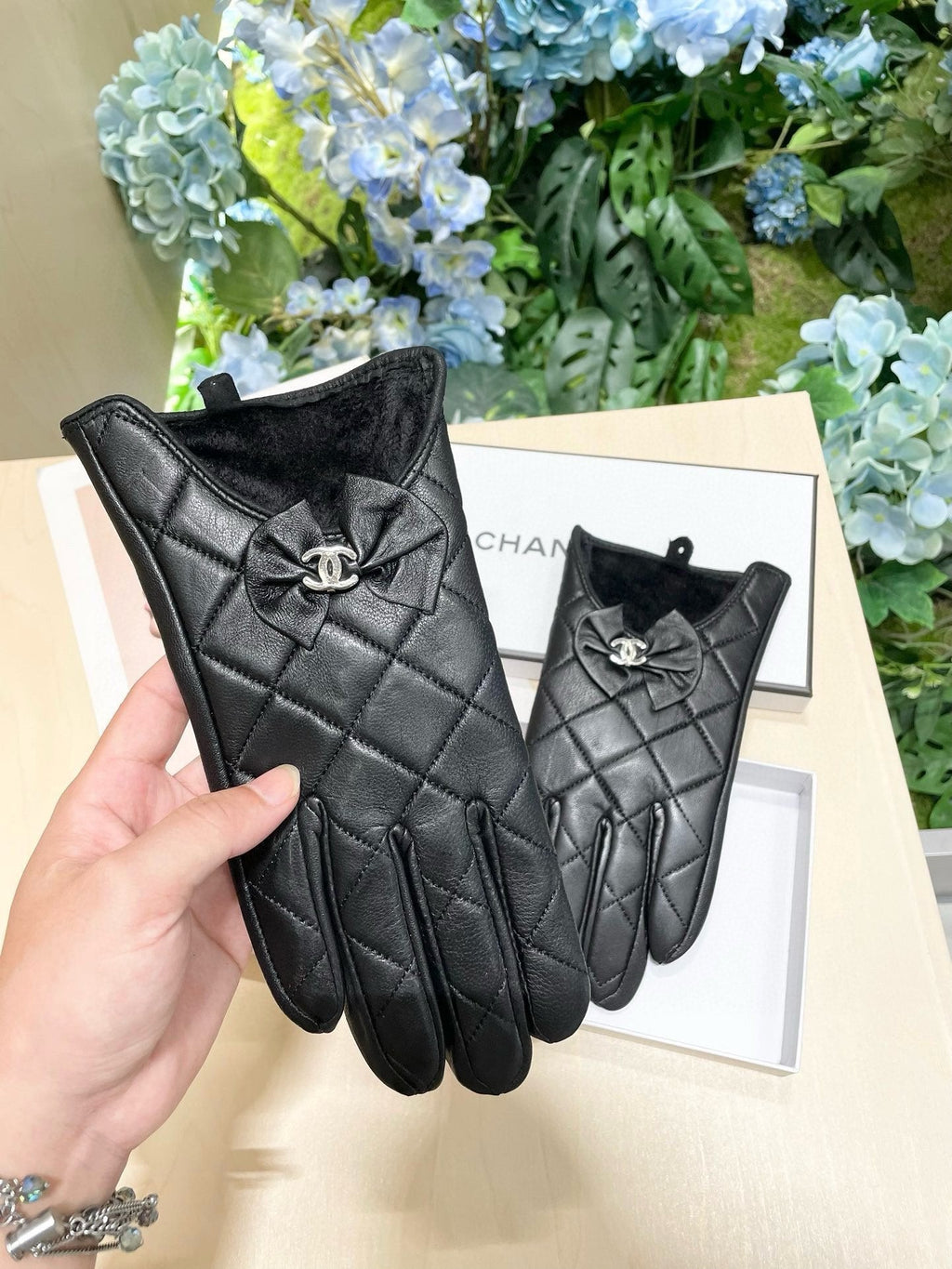 GLOVES IN BLACK LAMBSKIN 462417