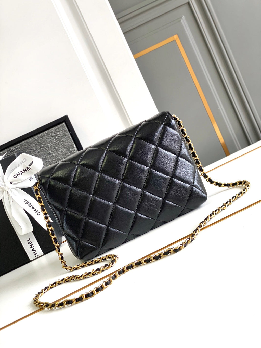 CC MEDIUM 22 FLAP BAG IN BLACK LAMBSKIN GOLD HARDWARE