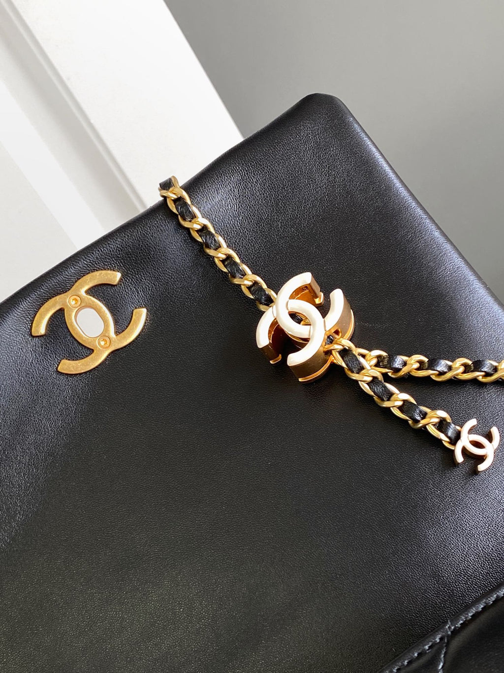 CC MINI 22 HANDBAG IN BLACK CALFSKIN GOLD HARDWARE