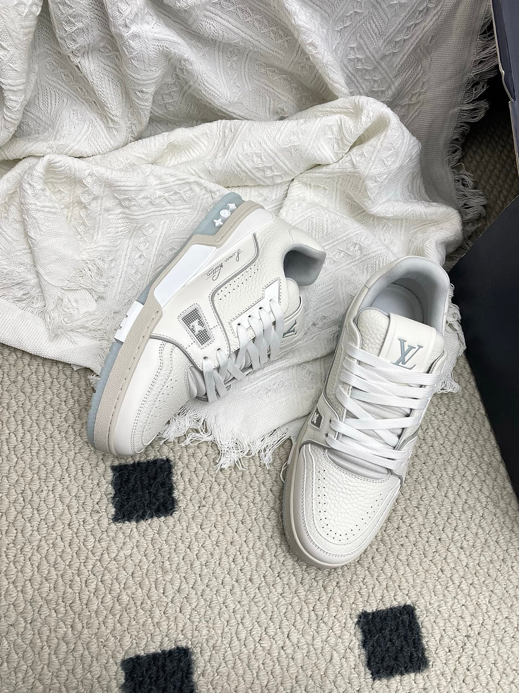LV Trainer Sneaker Off White Cowhide 611158