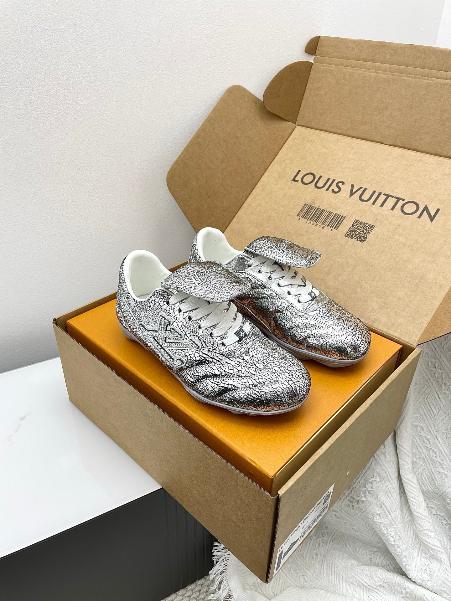 LV Footprint Sneaker Sliver Metalic Leather 611171