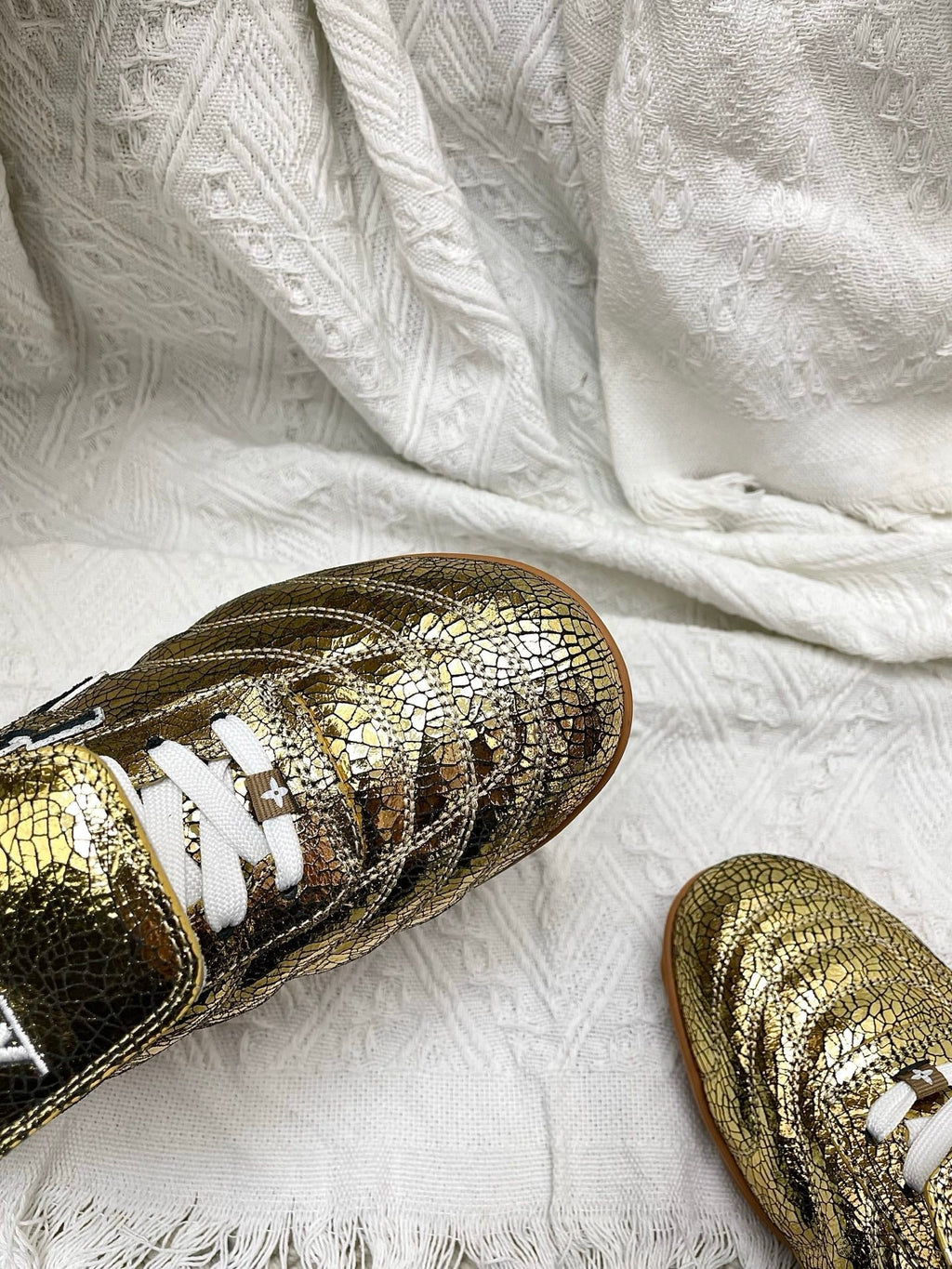 LV Footprint Sneaker Gold Metalic Leather 611172