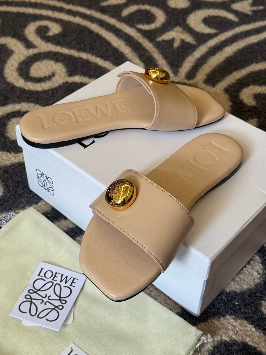 Loewe 25 Pebble Slide Beige Calfskin