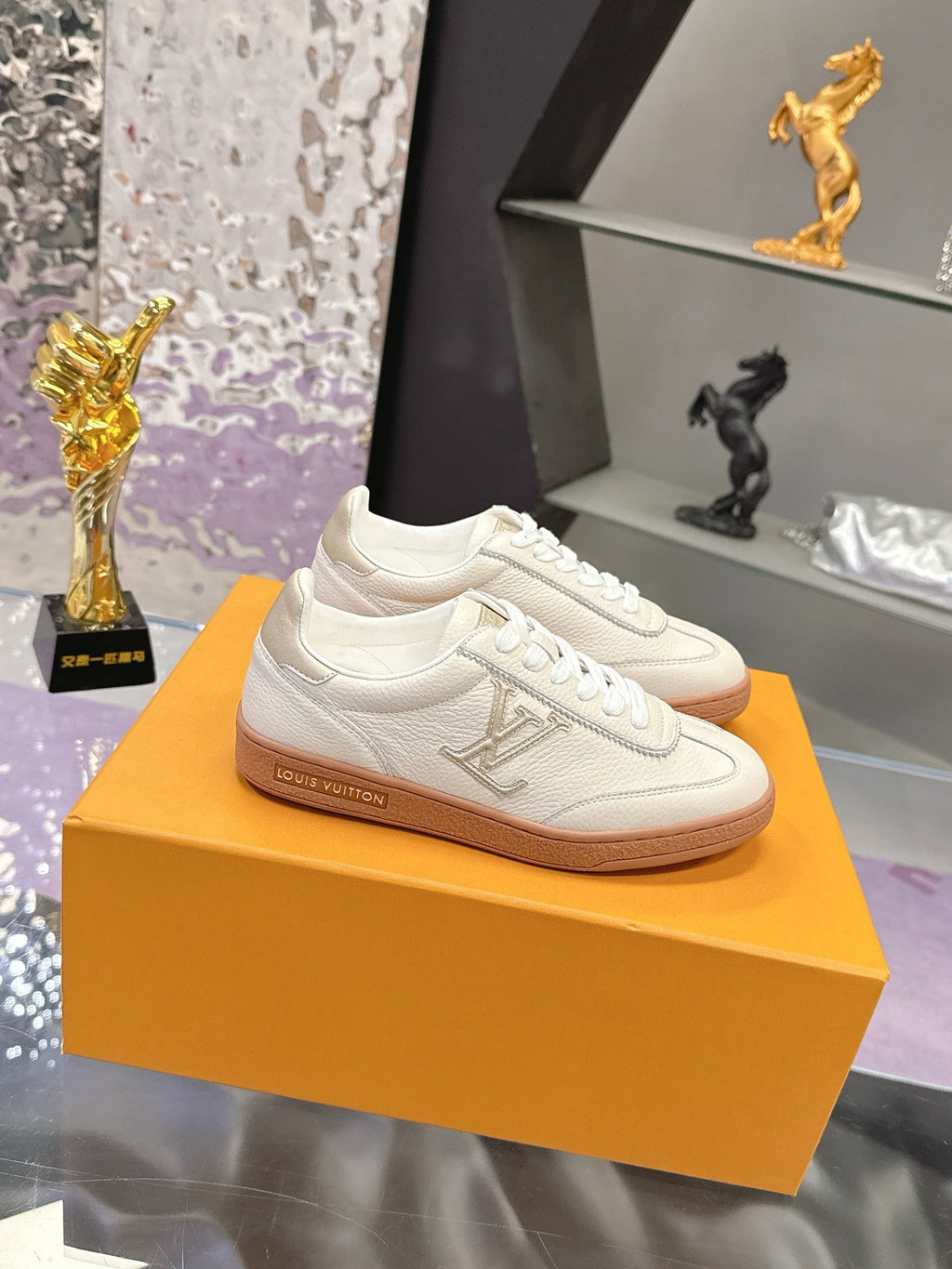 LV 26 Frontrow Sneaker Cream Cowhide 599254