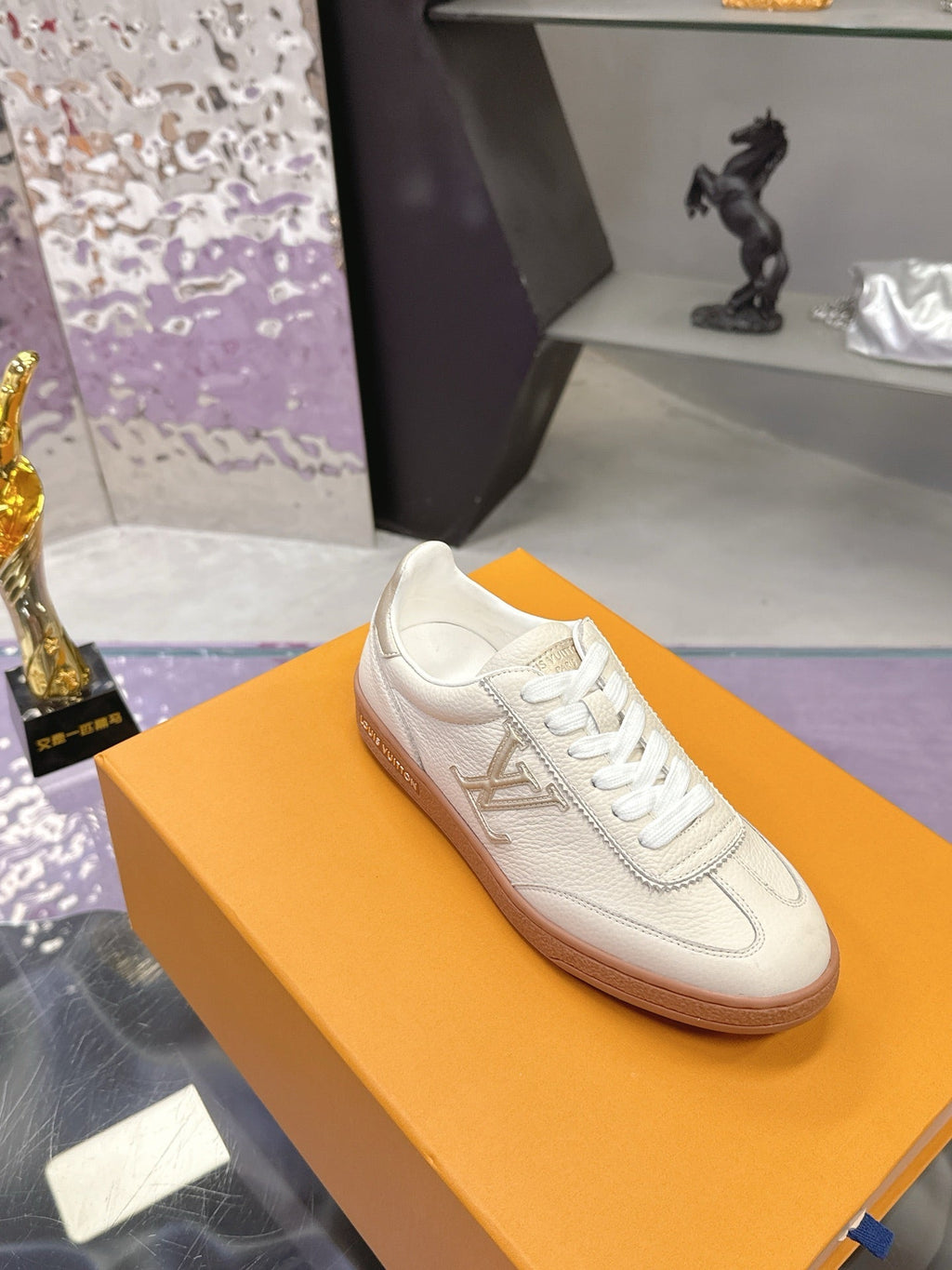 LV 26 Frontrow Sneaker Cream Cowhide 599254