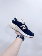 LP x NB 990v6 Sneaker 45mm dark blue suede calfskin and mesh fabric