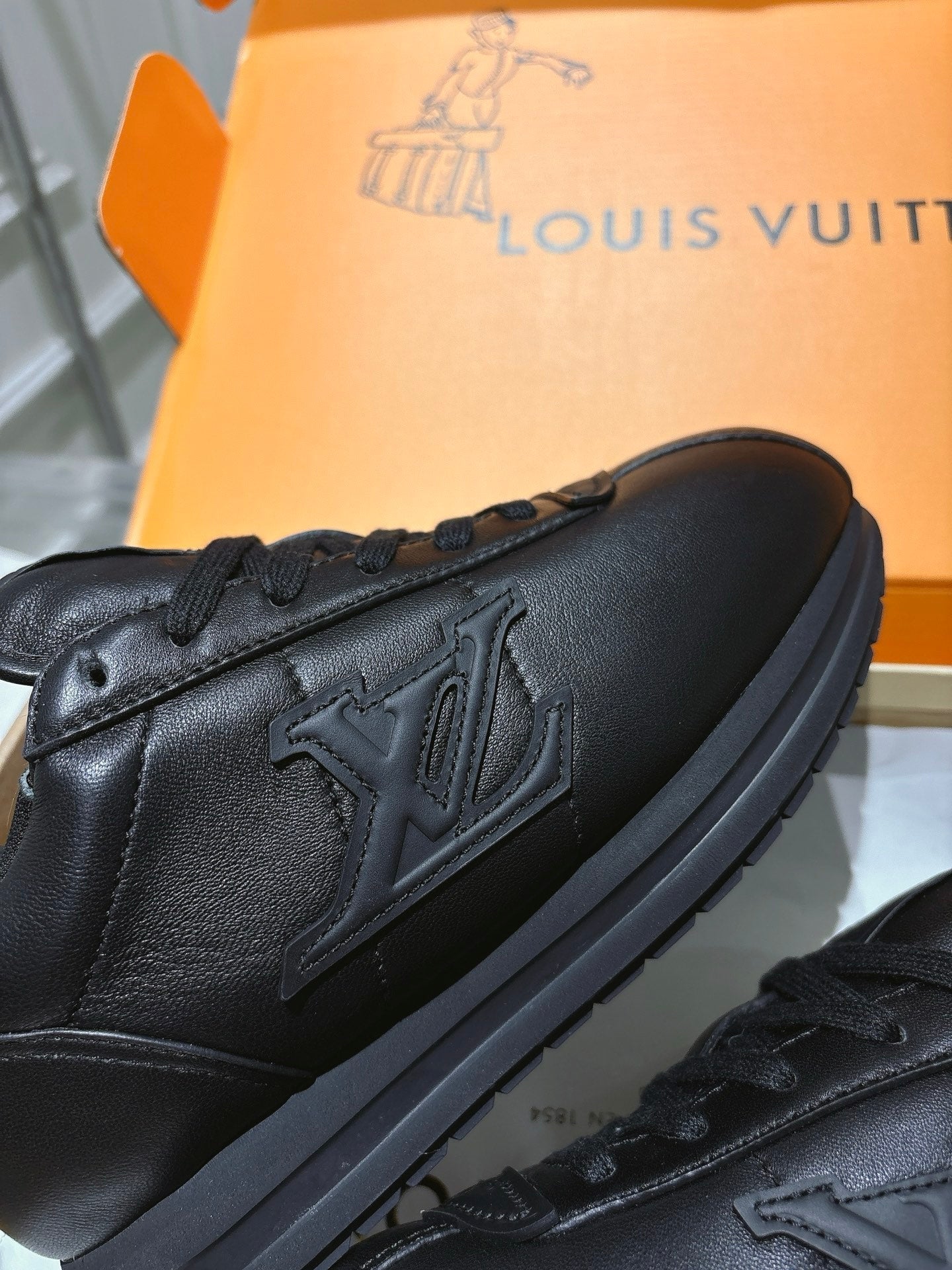 LV BUTTERSOFT Sneaker Black Cowhide 476980