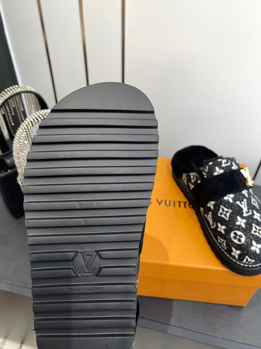LV Cosy Flat Slippers Comfort Clog Black Leather  Monogram Fur 533467