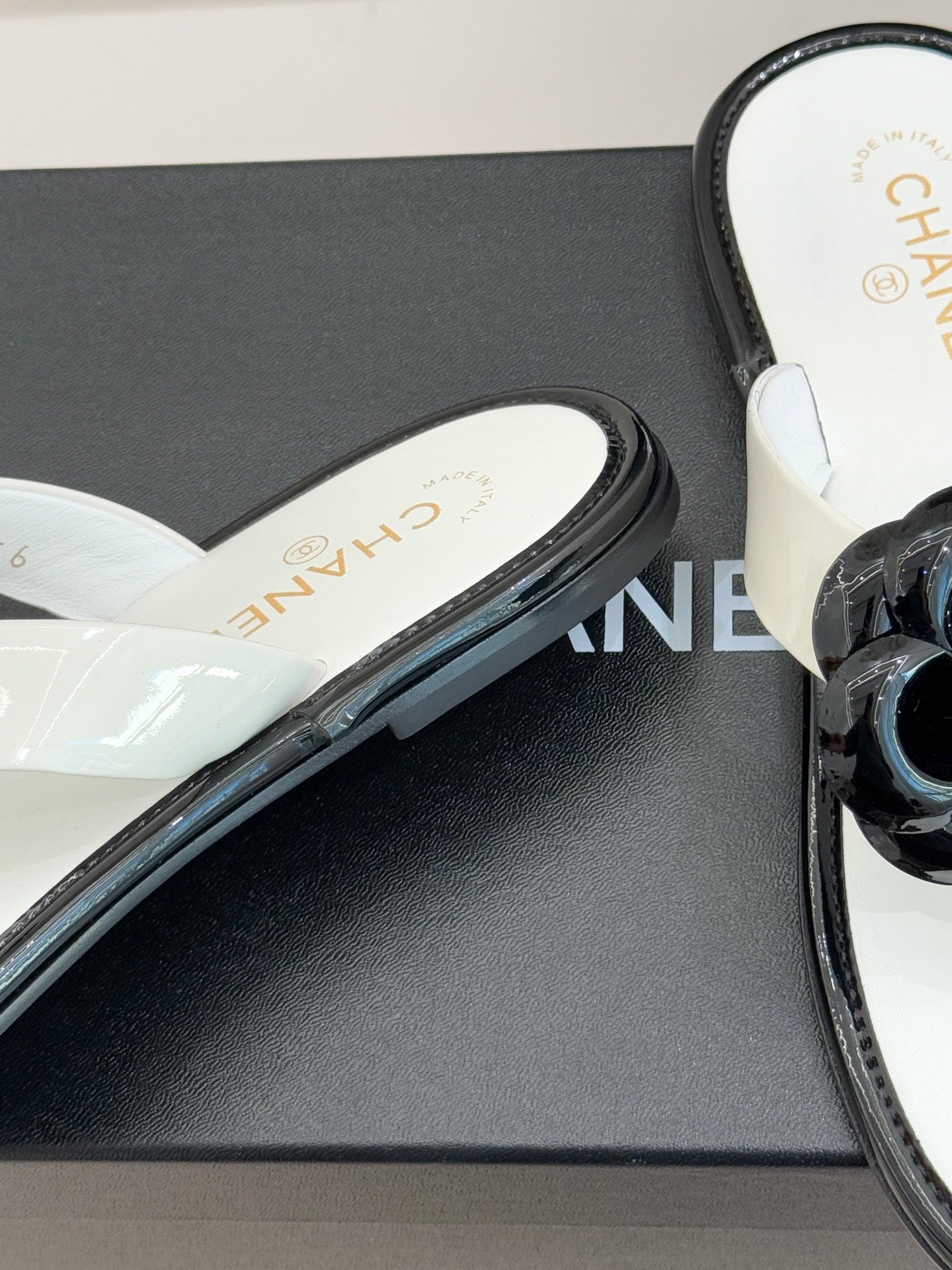 CC 26 Camellia Thong Sandal White mix Black Sheepskin 609997
