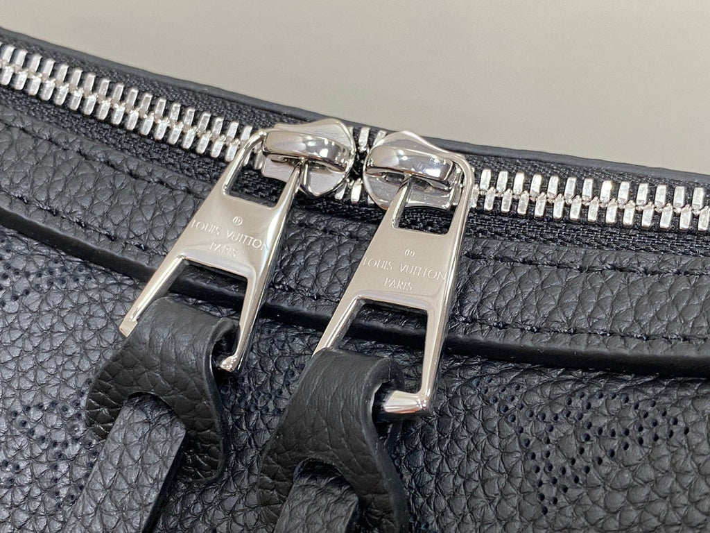 hand it all pm 29cm black mahina calfskin