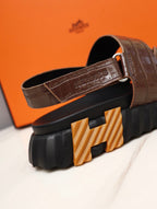 HM ELECTRIC CROCODILE MOTIF SANDAL SYRUP CALFSKIN