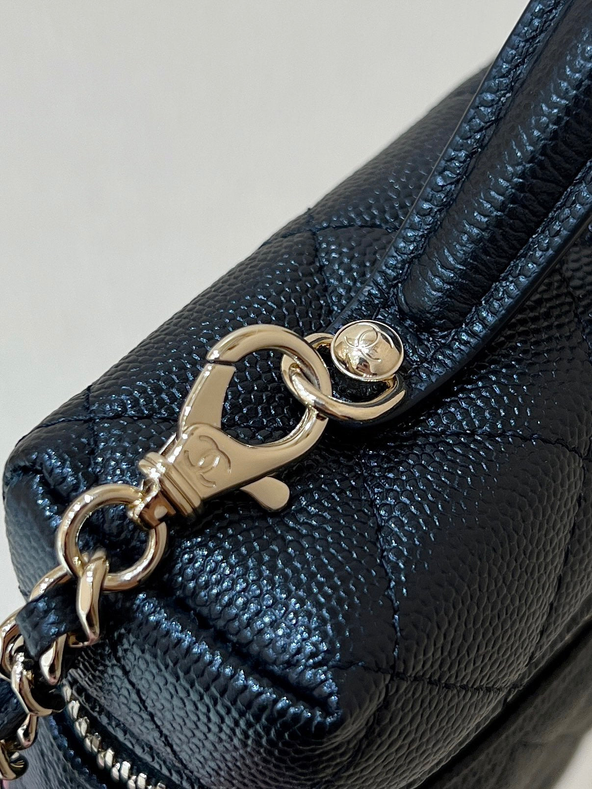 25C Vanity 19cm Top Handle Black Grained Calfskin