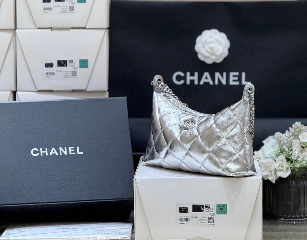 Chanel 2025 Hobo Dumpling Bag 26cm Genuine Calfskin Leather 339343
