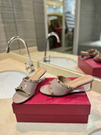 ROCKSTUD MULE SANDALS WITH TRANSPARENT HEEL IN CREPE PINK CALFSKIN