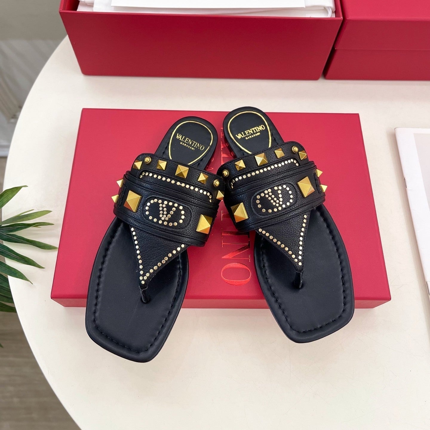 Plaster Caster Buffalo Thong Sandal Black Calfskin And Cowhide 307474