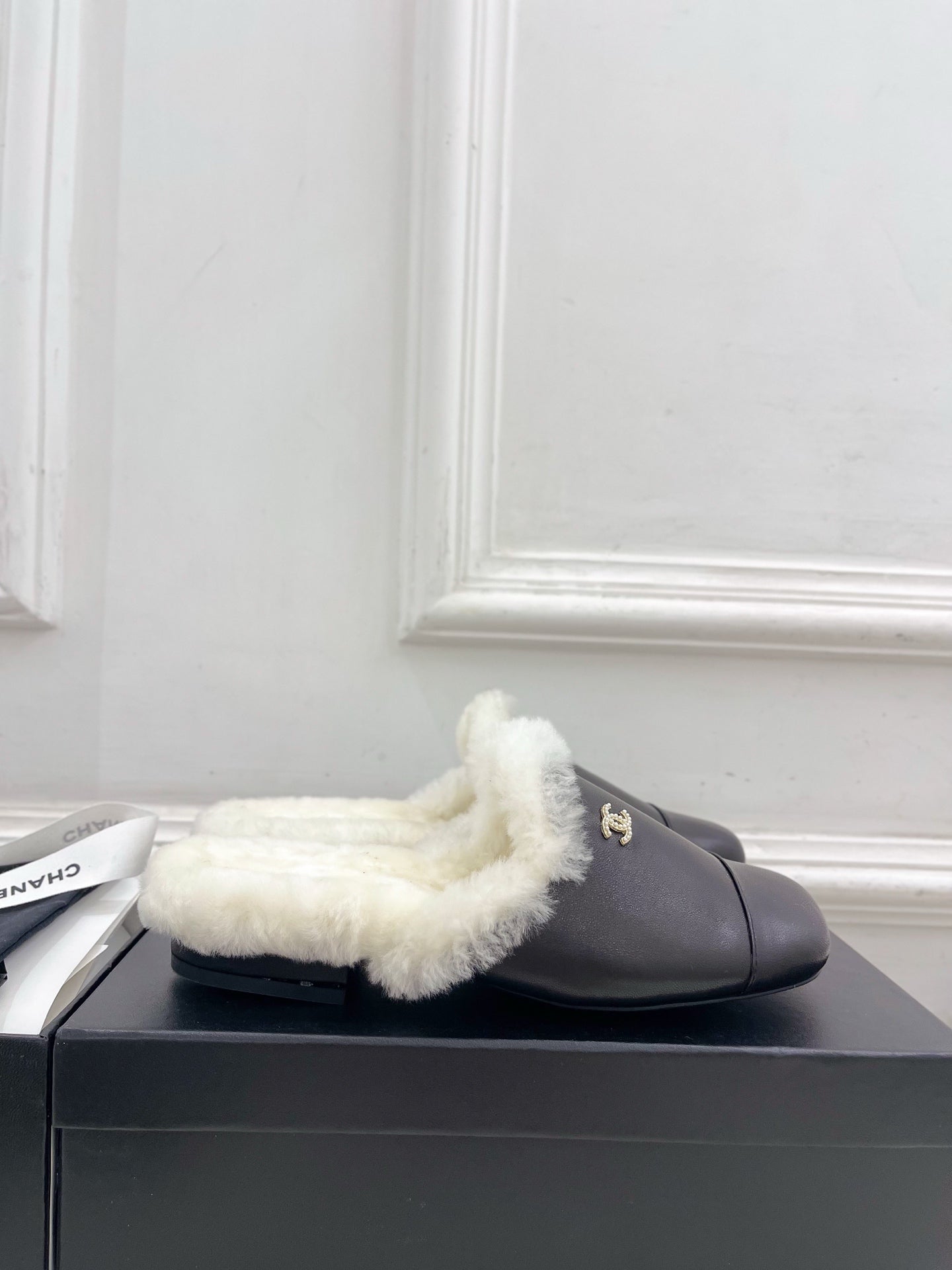 CC 25K Double C Pearl Fur Slippers Black White Calfskin Shearing 586997