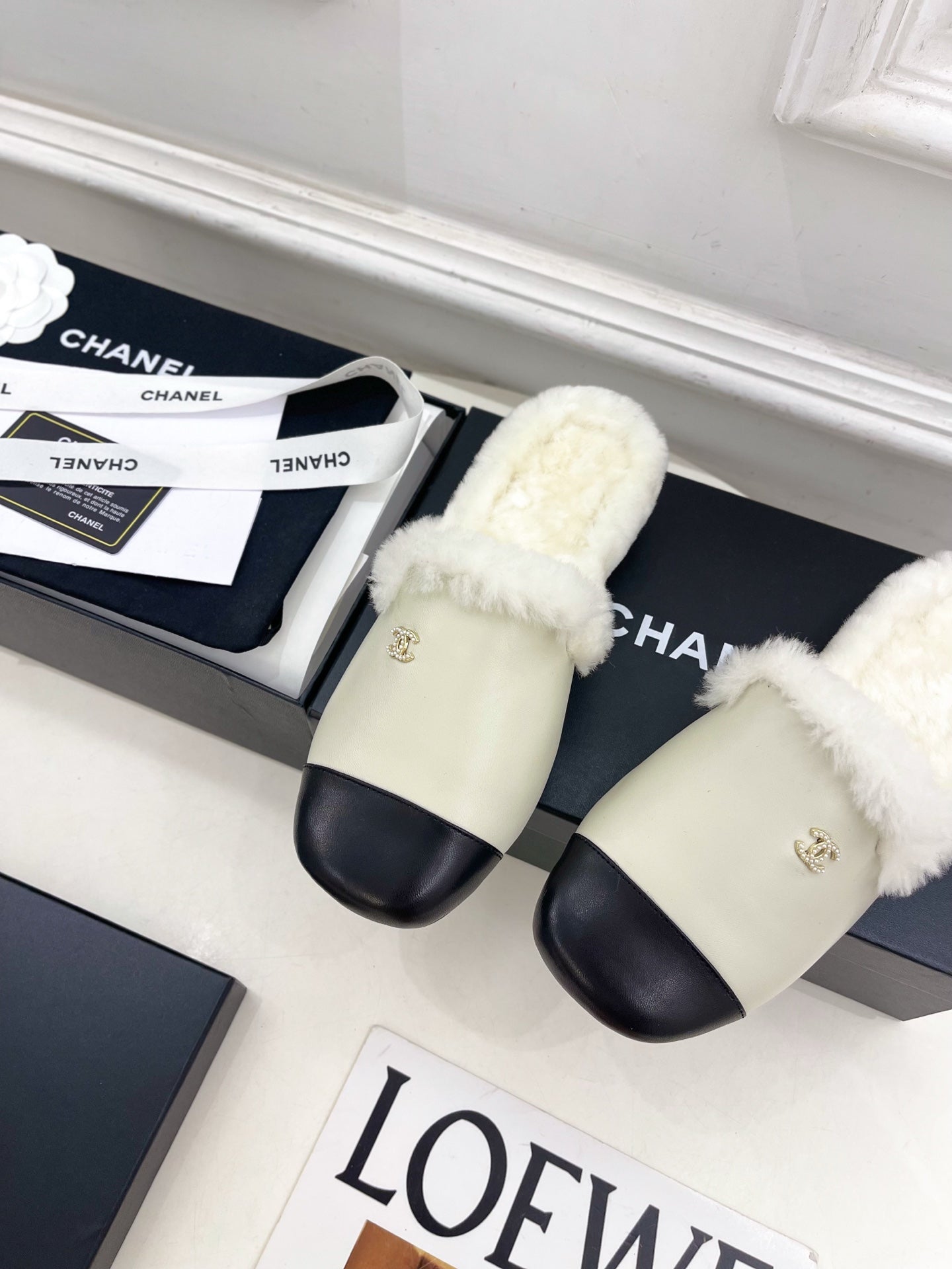 CC 25K Double C Pearl Fur Slippers Black Warm Beige Calfskin Shearing 586998