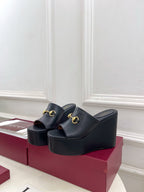 GC Wedge With Horsebit Sandal Black Leather 640268