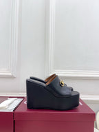 GC Wedge With Horsebit Sandal Black Leather 640268