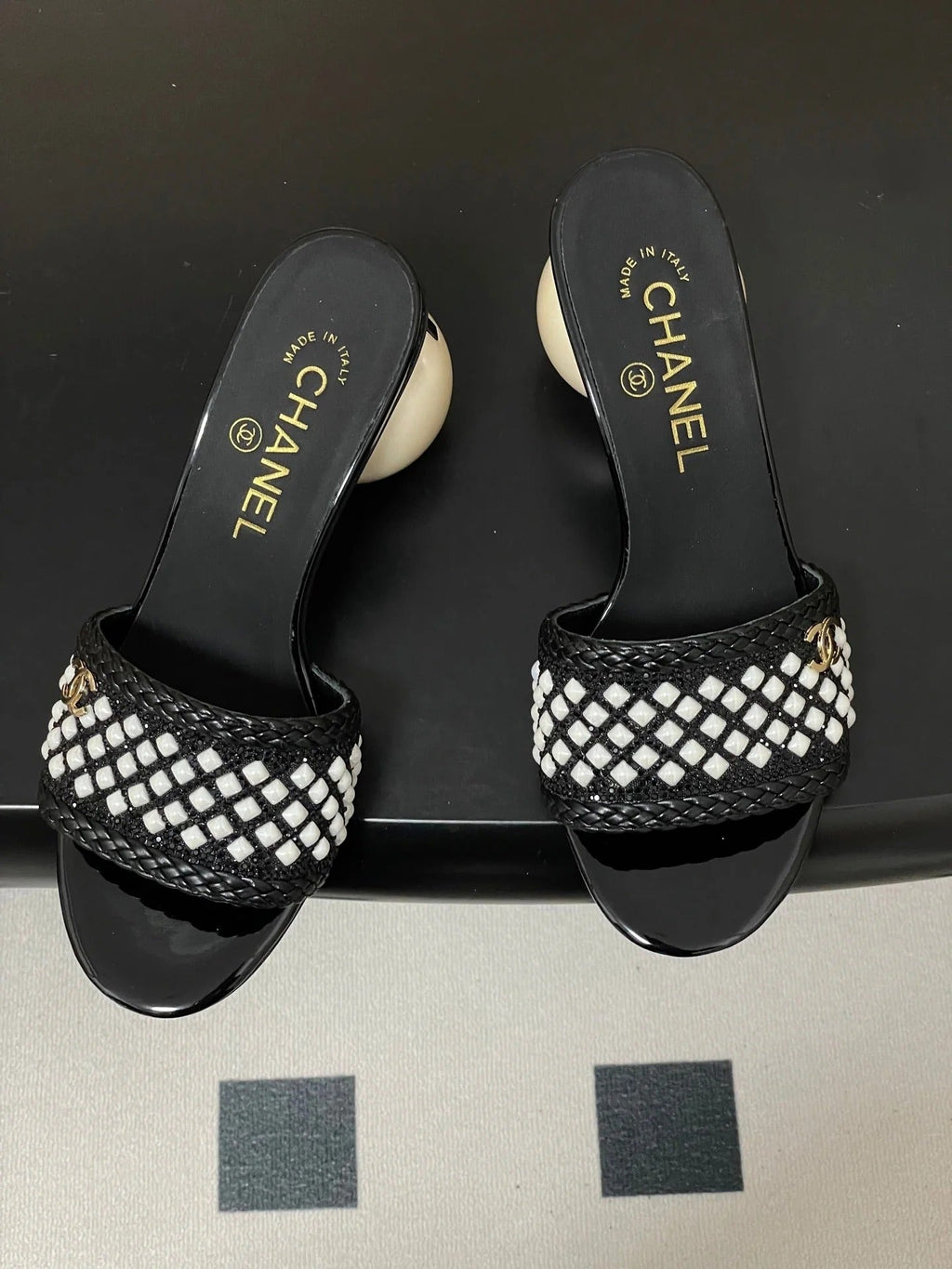 CC 26s Pearl Sandals 70 Black Patent Leather 649540
