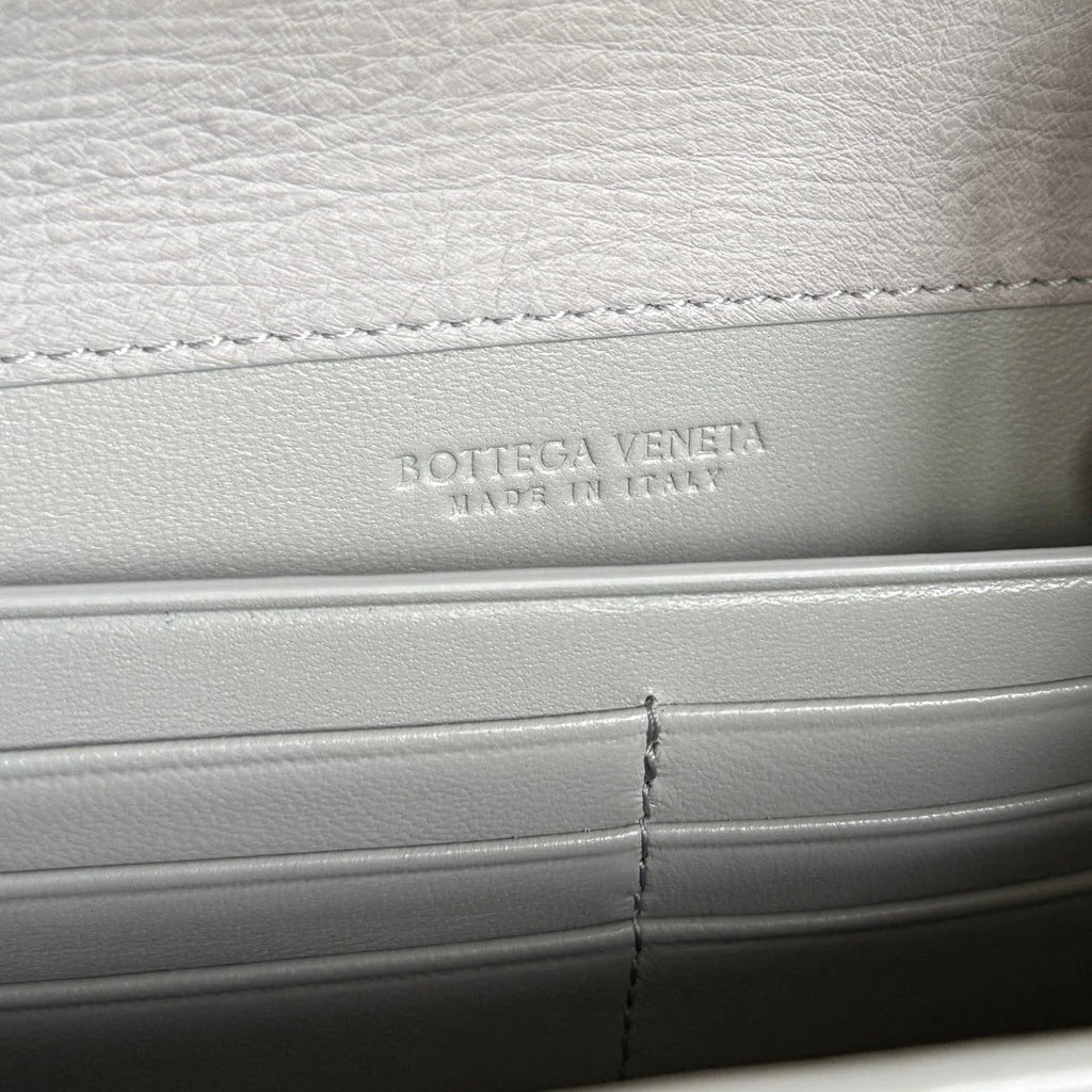 Bottega Veneta 2026 Andiamo Clutch 31cm Light Gray Ostrich Leather 136971