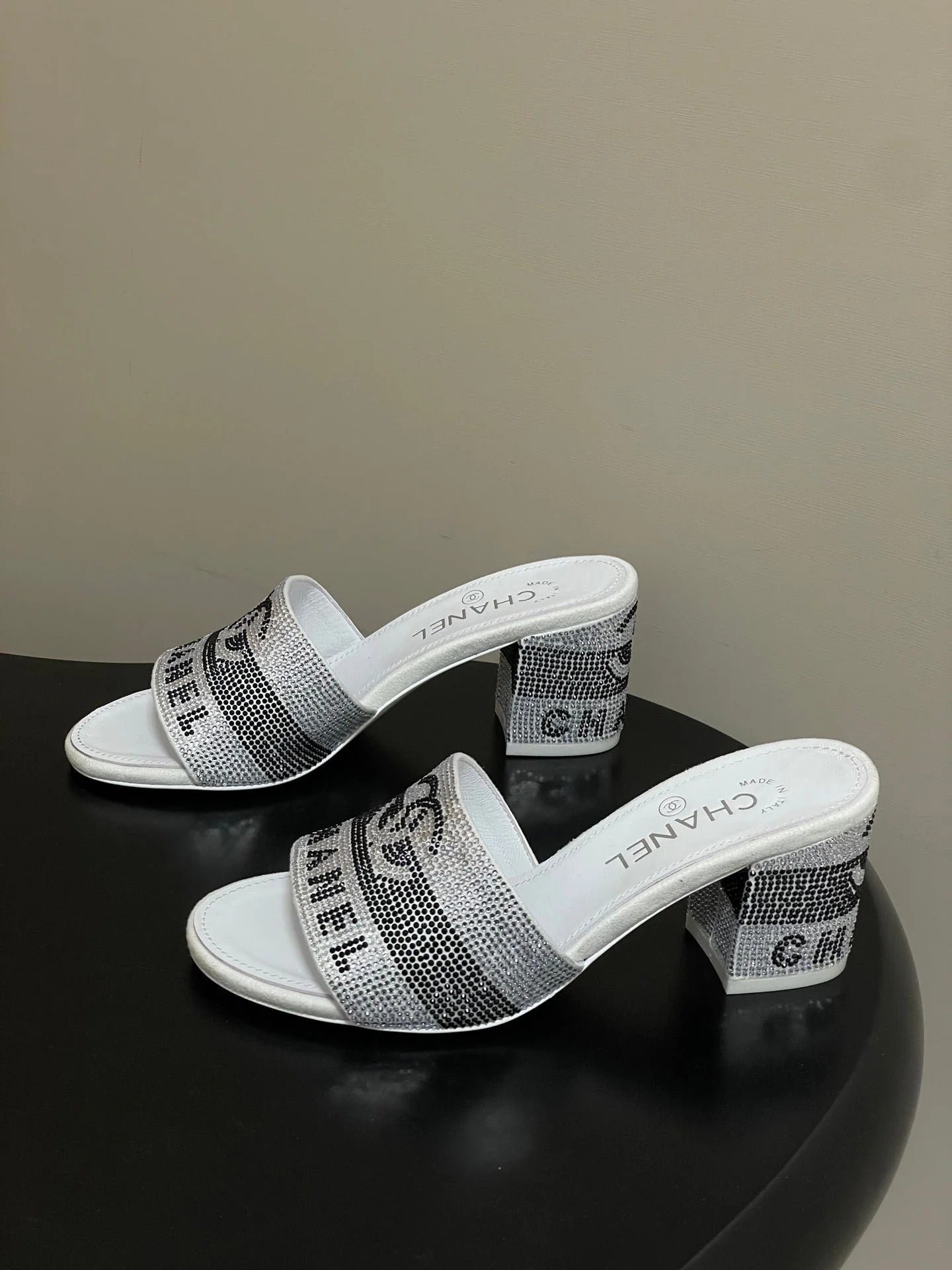 CC 26s Sandals 70 White Gray Sheepskin Rhinestones 649512
