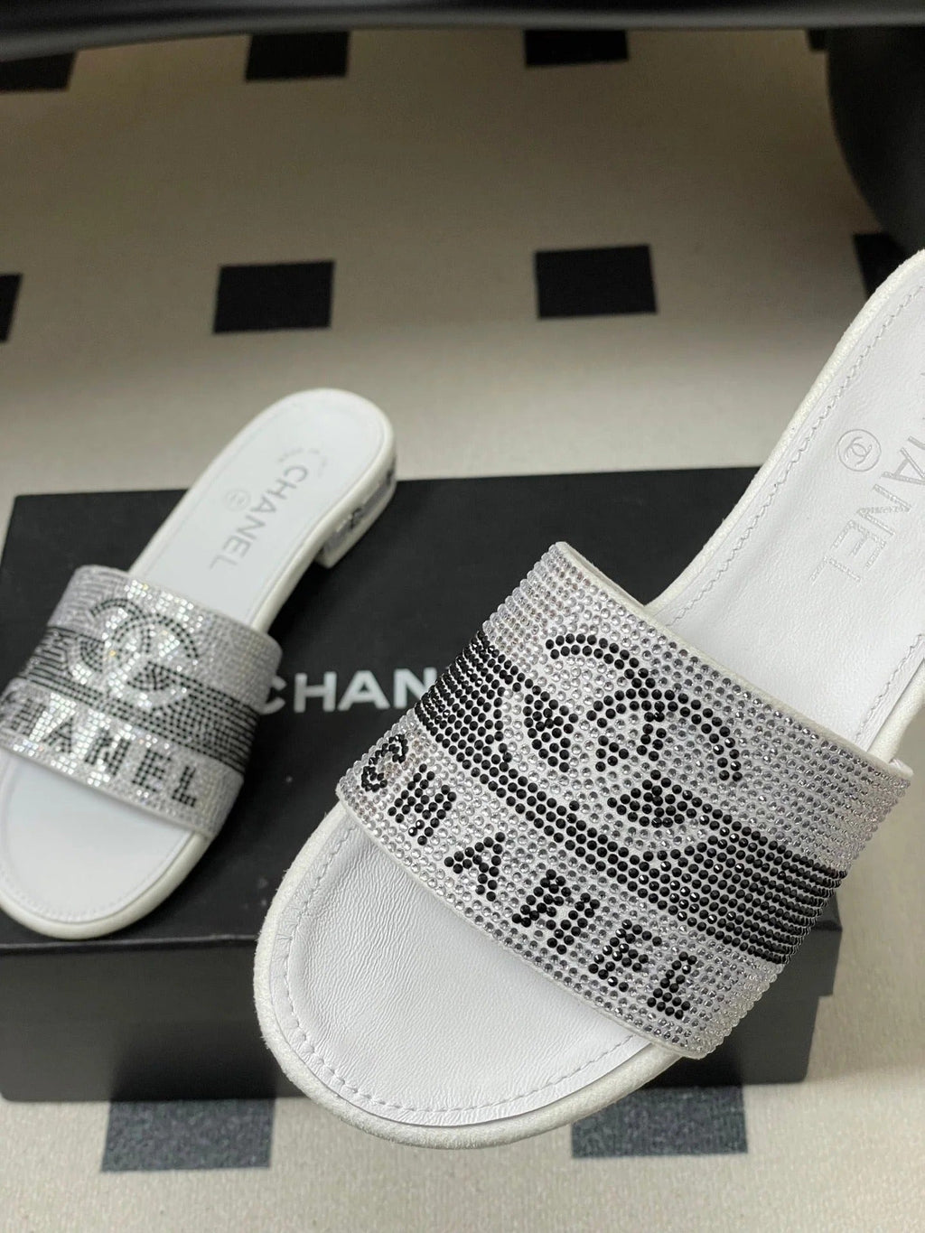 CC 26s Flat Sandals White Gray Sheepskin Rhinestones 649515