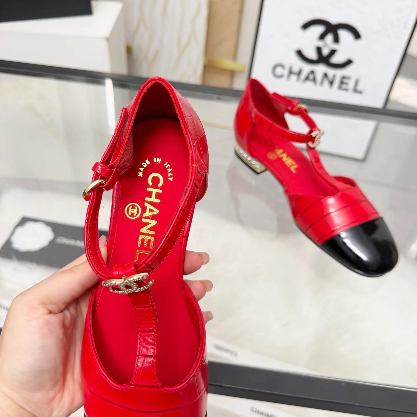 CC 26s Flat Sandals Red Black Cowhide Patent Leather 183574