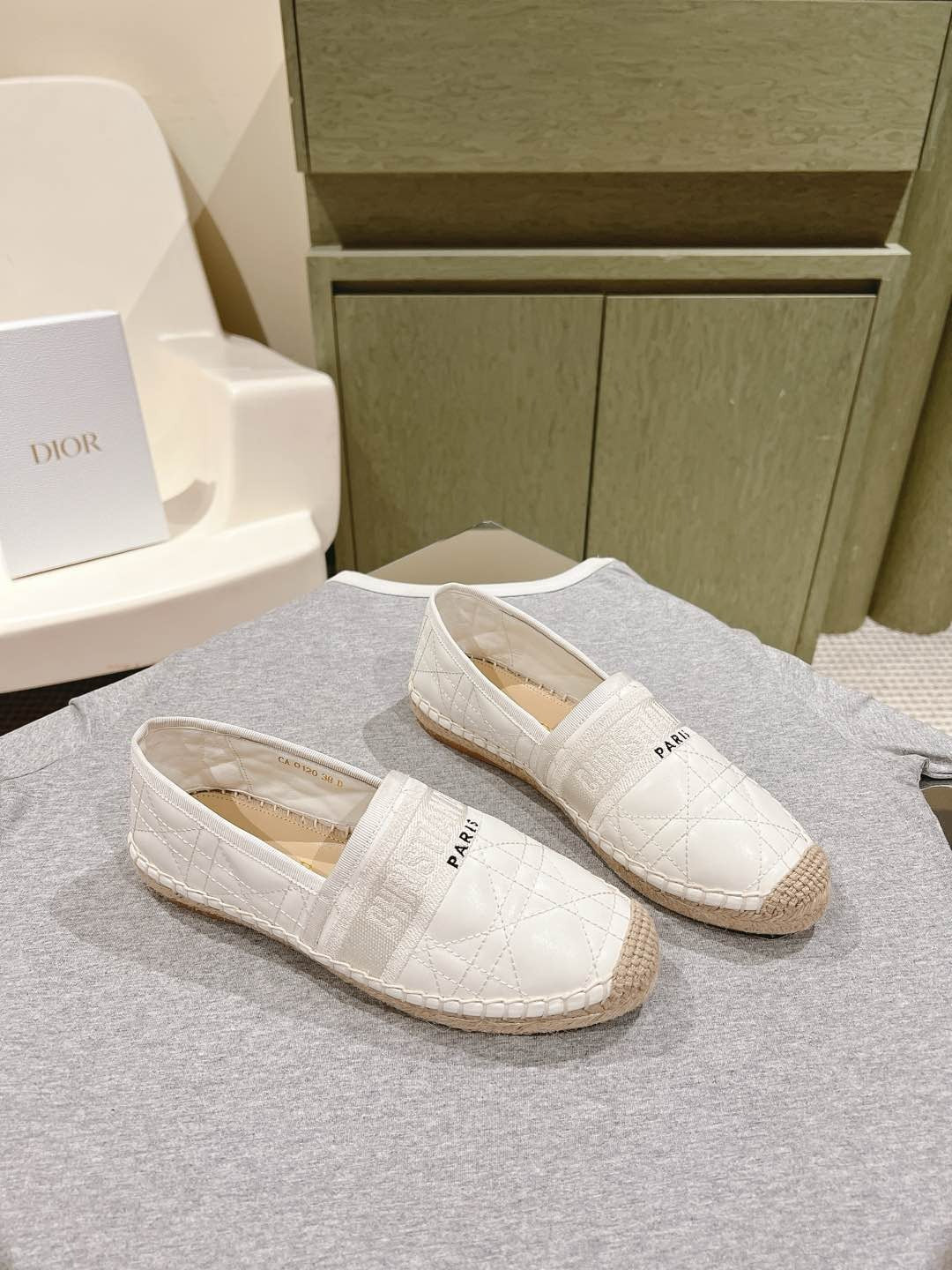 CD 26s Loafers Embroidery White Cowhide 653265
