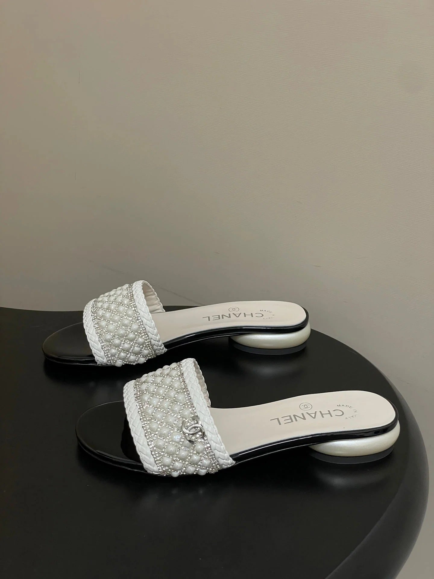 CC 26s Pearl Flat Sandals White Patent Leather 649542