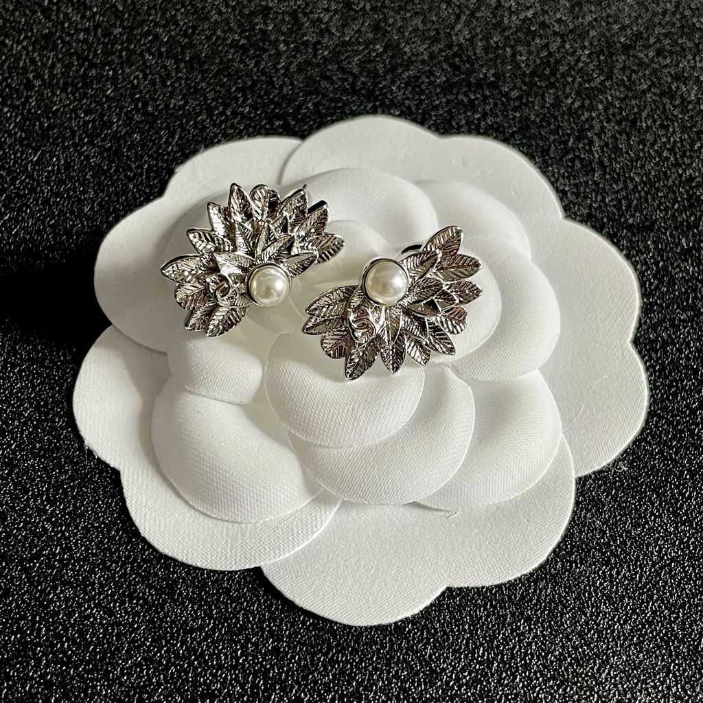 DOUBLE C STUD EARRINGS IN HALF-FLOWER SHAPE WITH PEARL CENTER