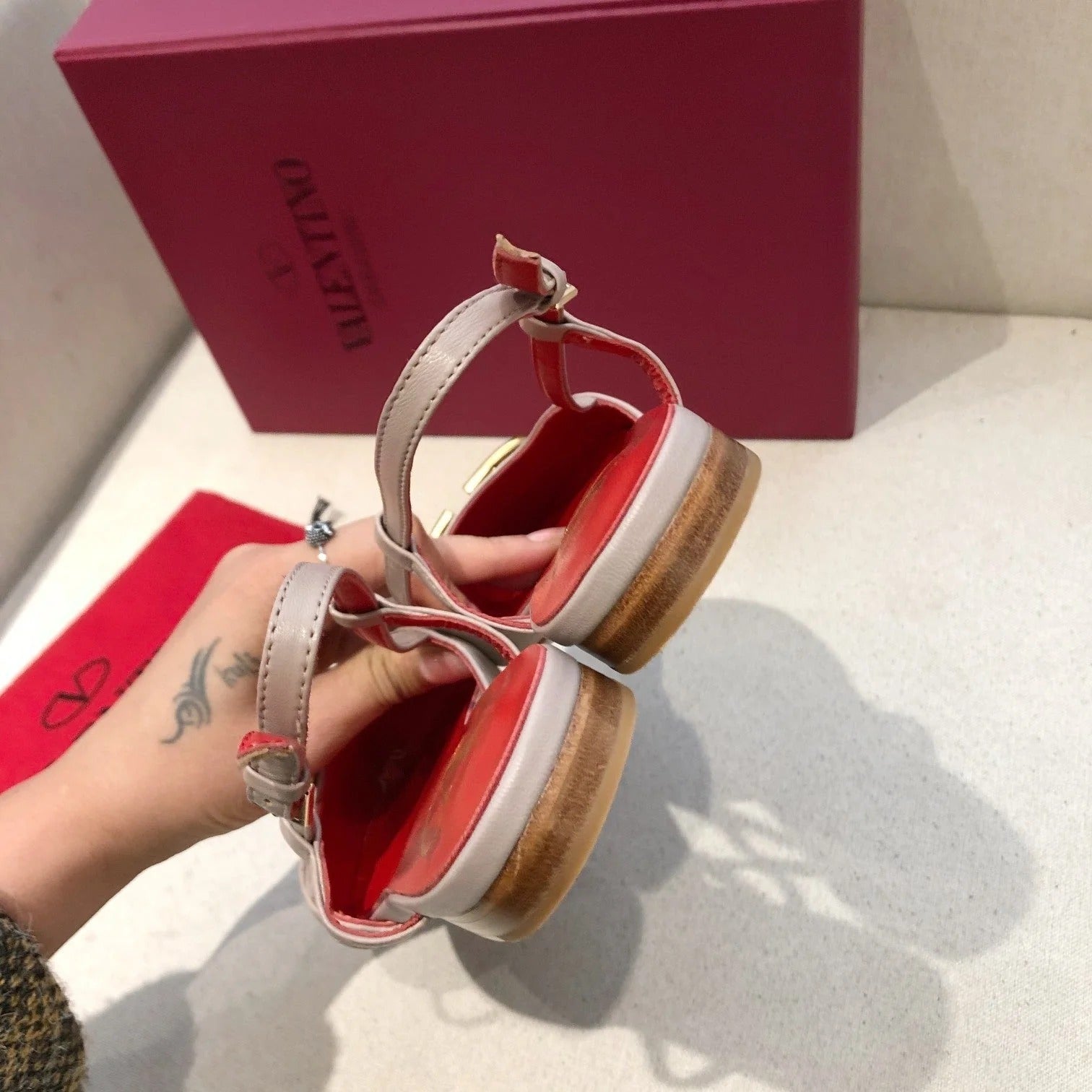 VLOGO SIGNATURE CREPE PINK CALFSKIN FLAT SLINGBACK PUMP