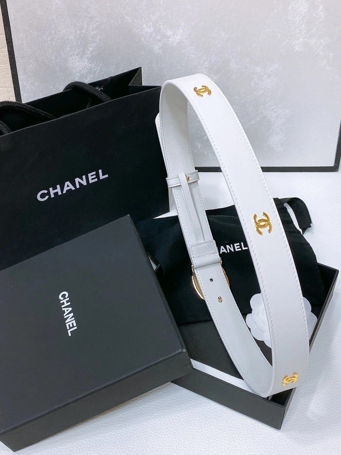 CC 30MM BELT IN WHITE SMOOTH CALFSKIN WHITE MIX BLACK METAL LOGO GOLD HARDWARE